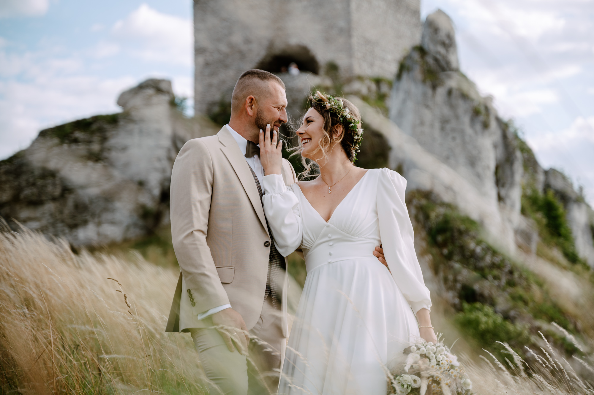 Para młoda podczas romantycznej sesji ślubnej wśród jurajskich skał