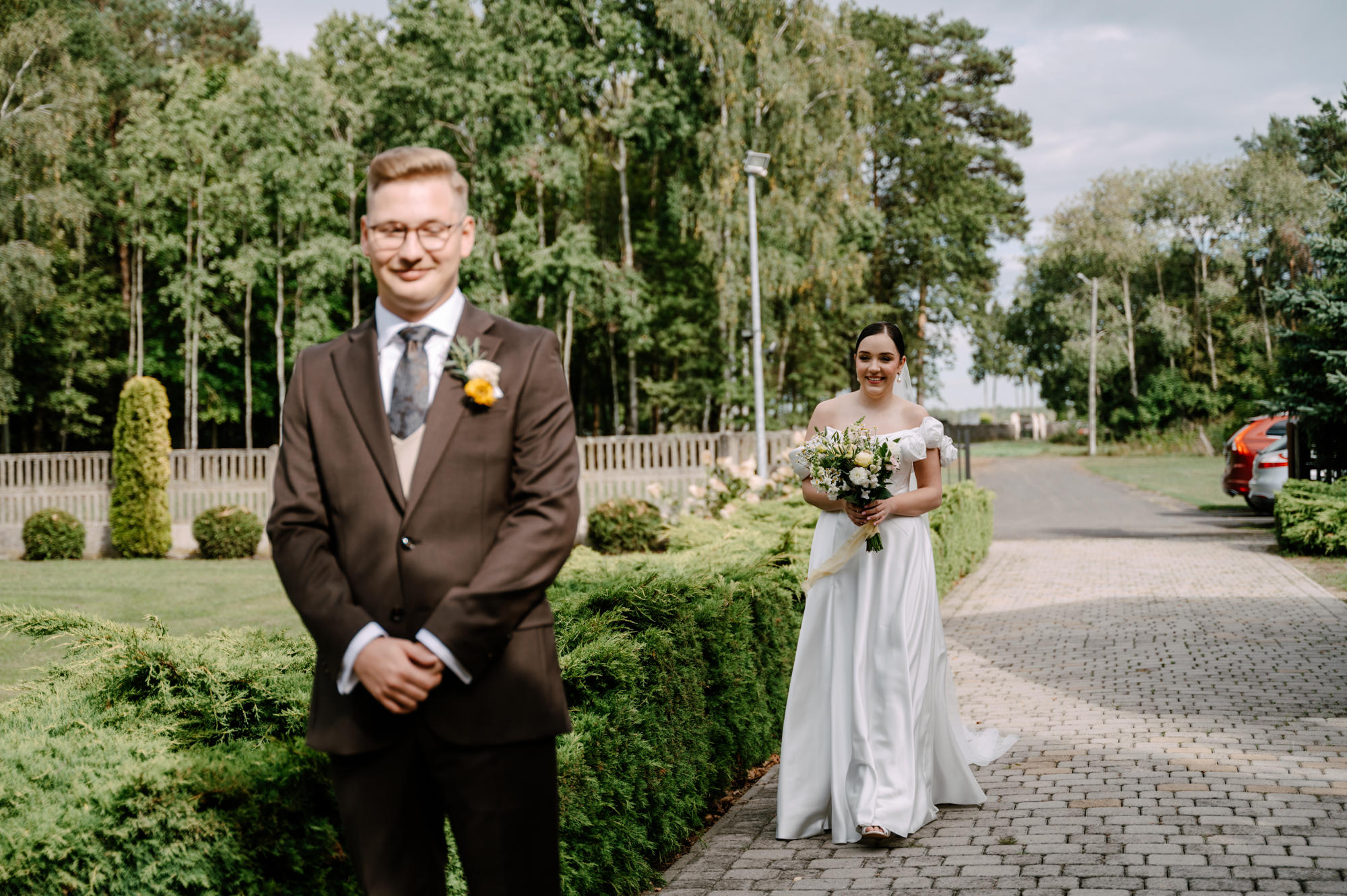 Karolina i Patryk podczas romantycznego spotkania w ogrodzie po ślubie