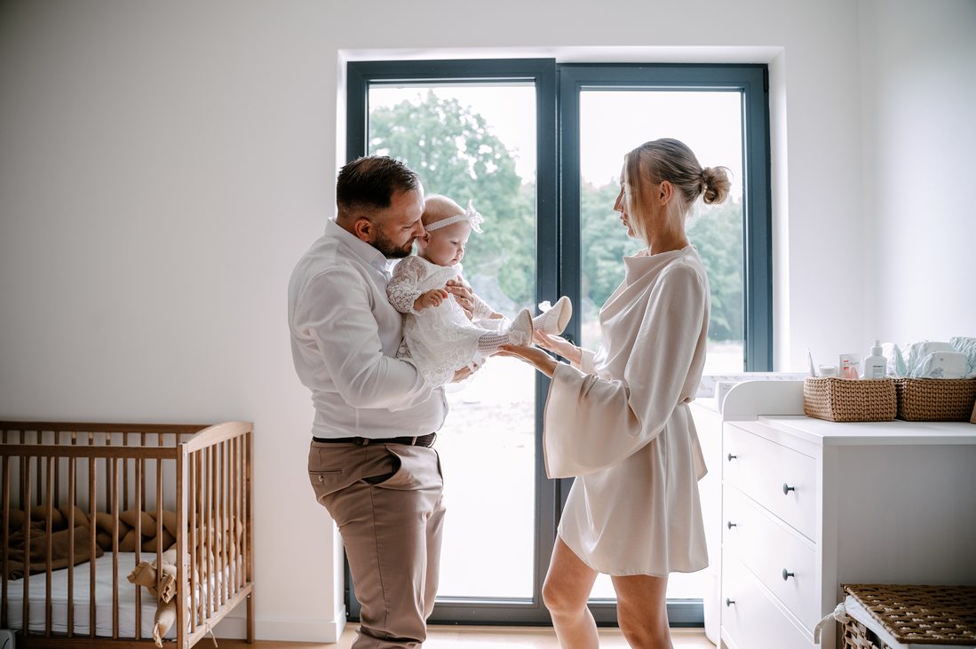 Chrzest Święty Zosi – Siedlątków i Dworek za Lasem we Włyniu 12 12 chrzest zosi z rodzicami przy oknie