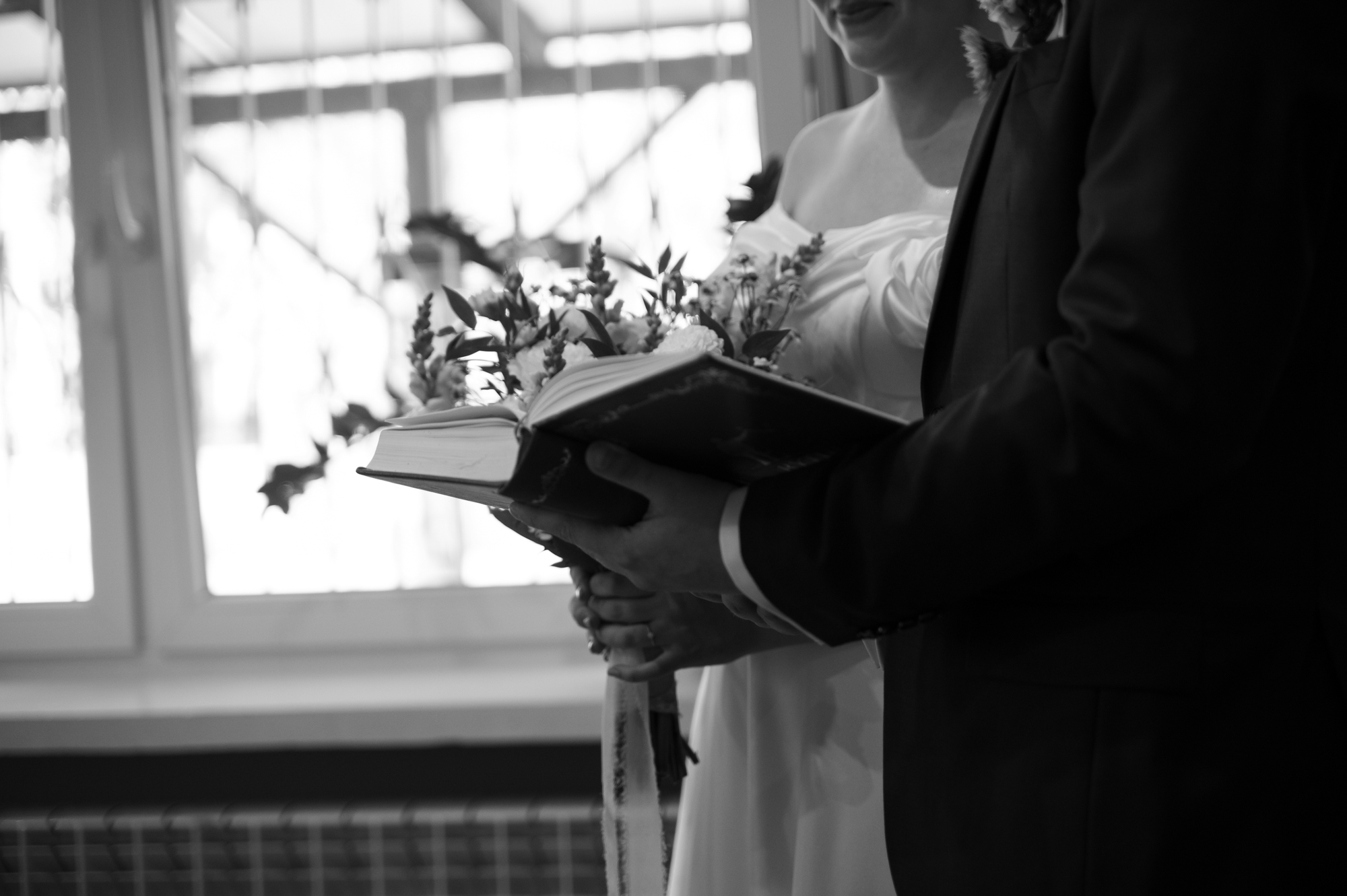 Karolina i Patryk w skupieniu podczas modlitwy w trakcie ślubu kościelnego