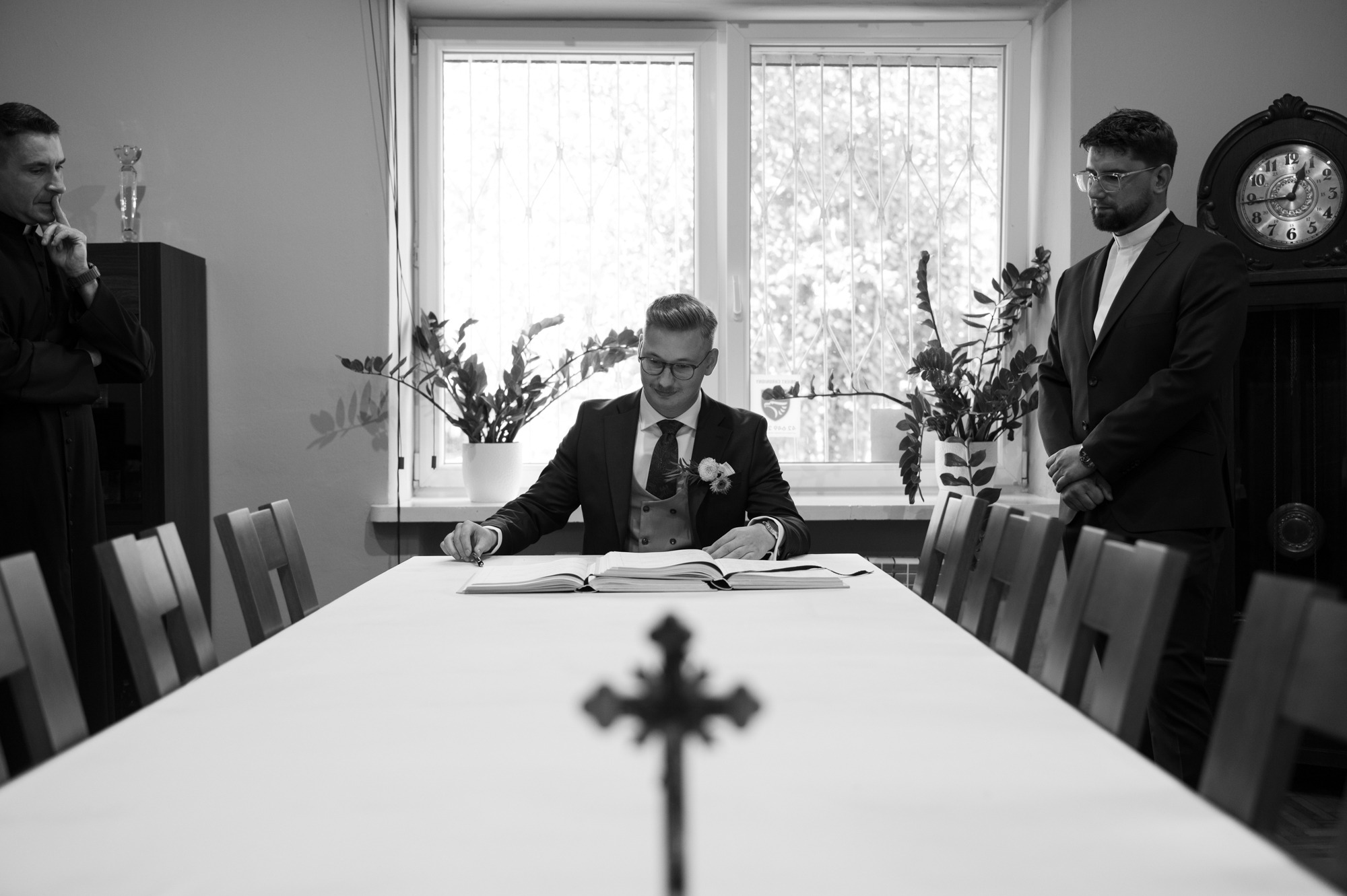 Patryk podpisuje dokuenty przed ceremonią ślubu
