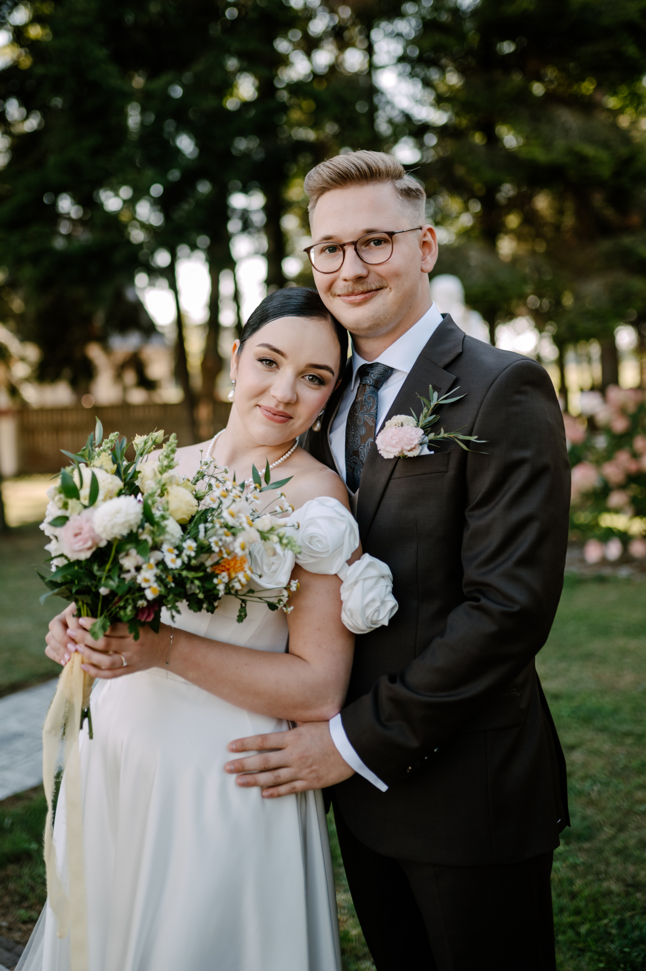 Portret Karoliny i Patryka w ogrodzie podczas dnia ślubu