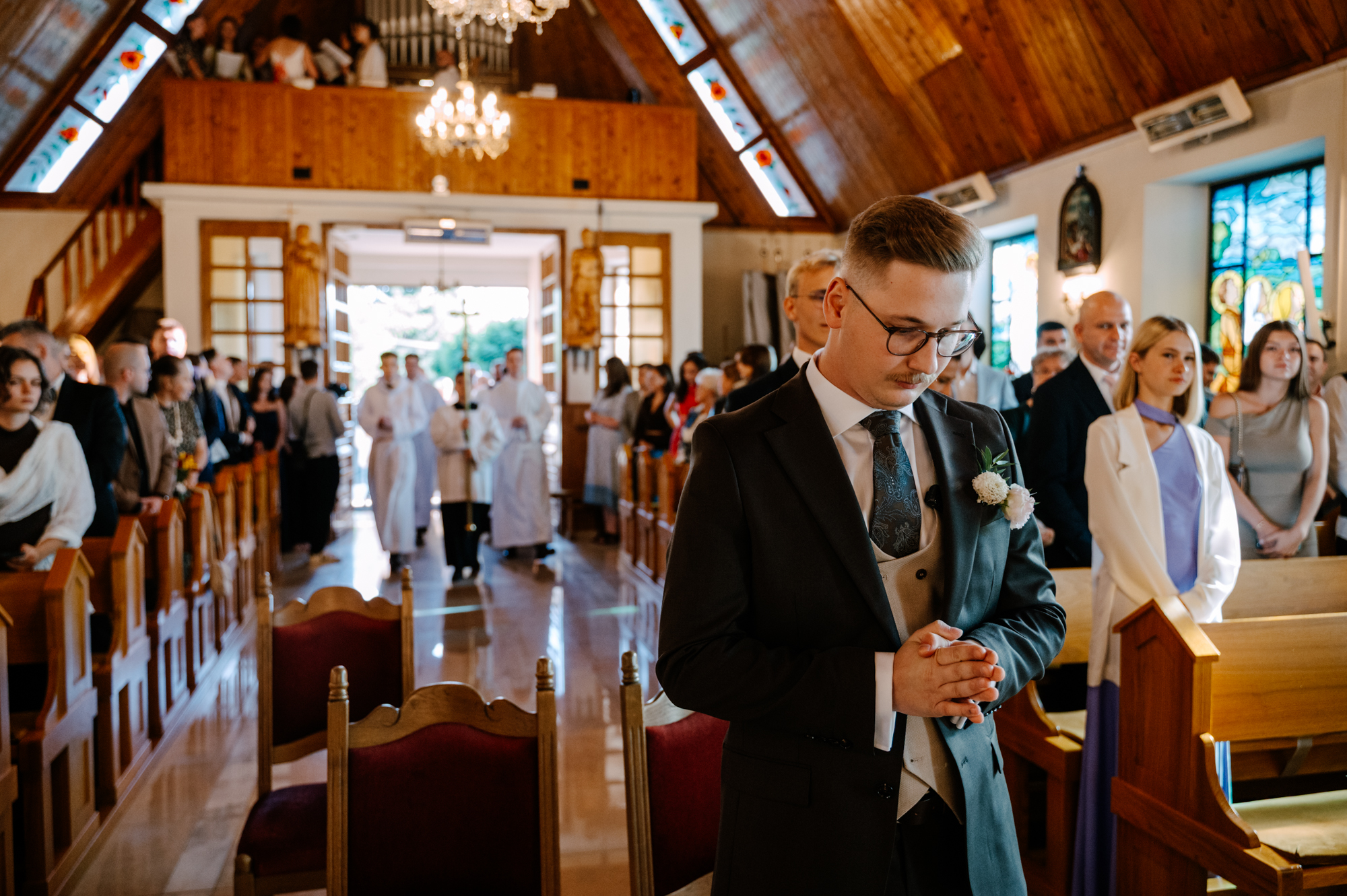 Patryk modlący się przed rozpoczęciem ceremonii ślubnej w kościele