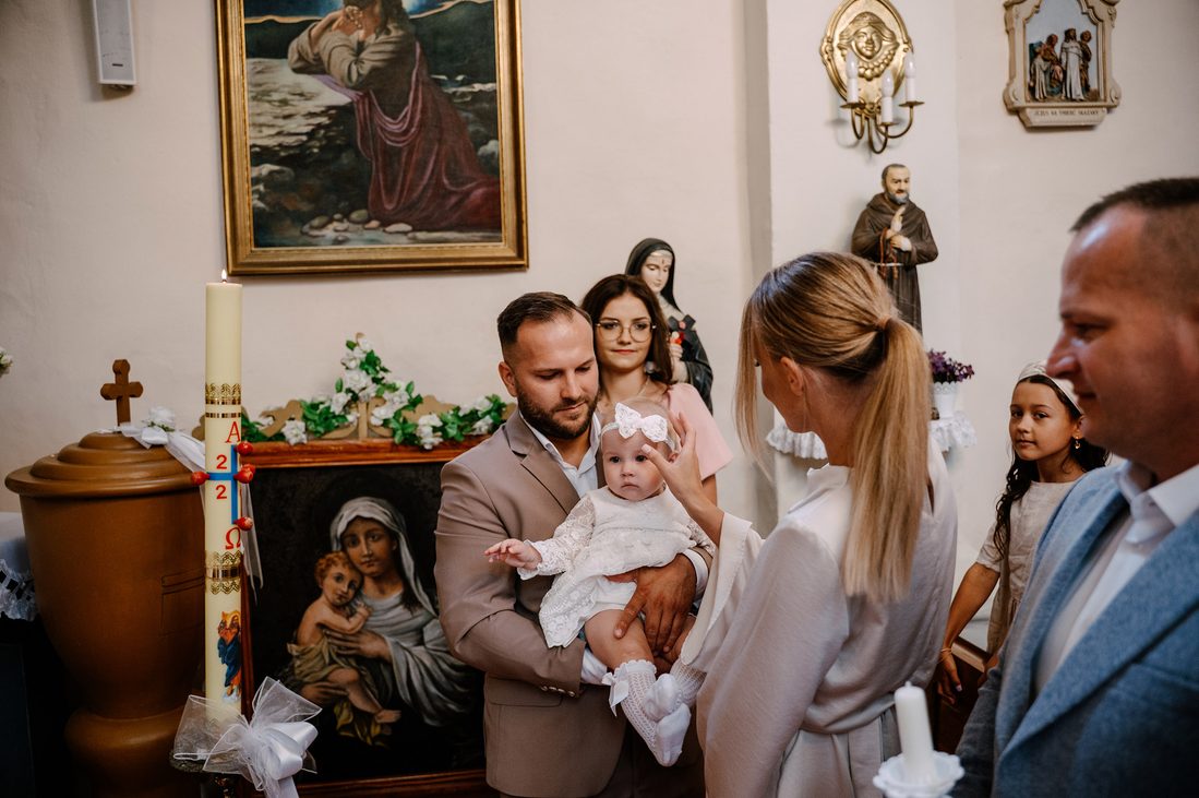 Chrzest Święty Zosi – Siedlątków i Dworek za Lasem we Włyniu 16 18 chrzest zosi ceremonia w kosciele