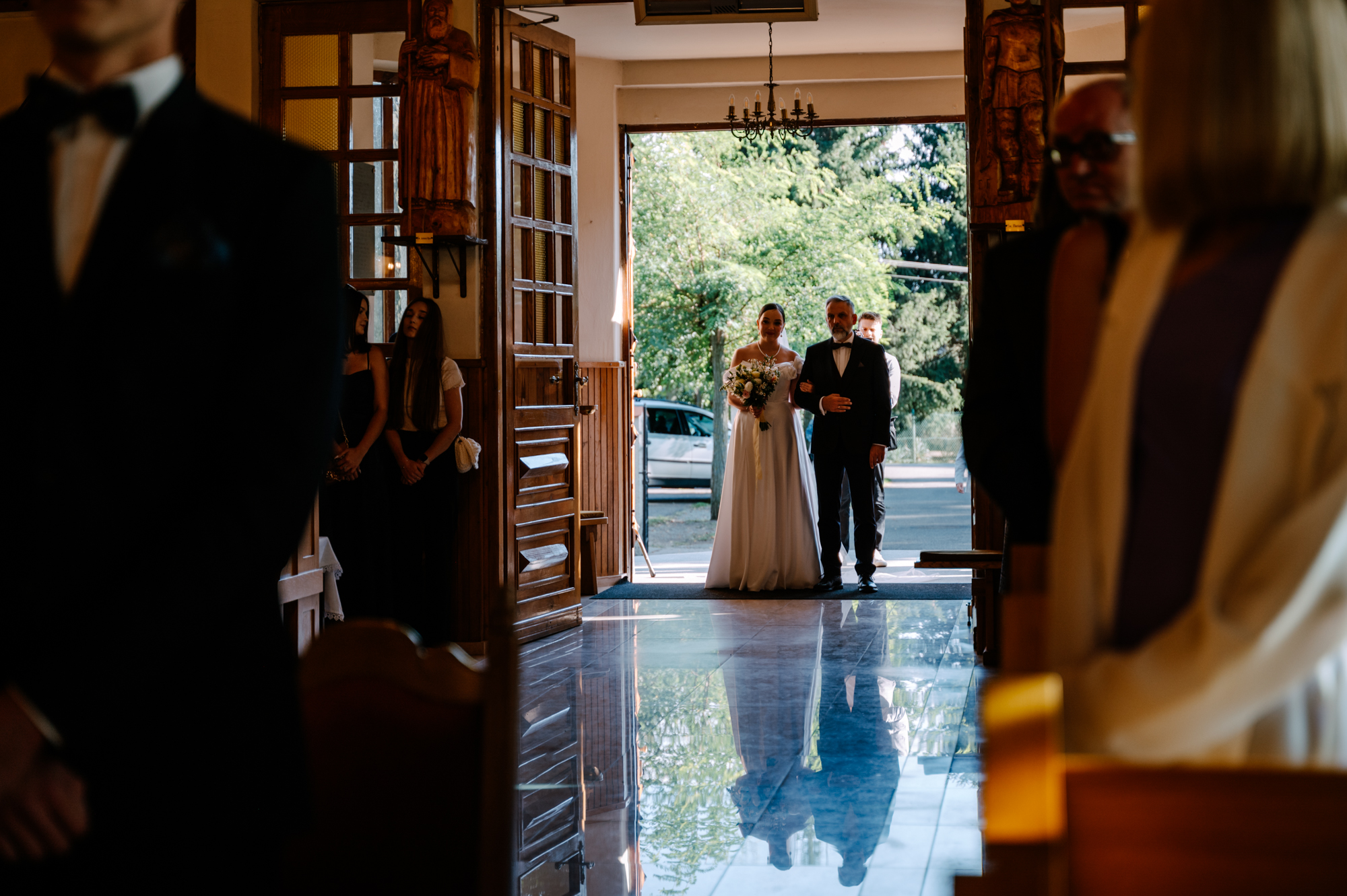 Karolina wchodząca do kościoła wraz z ojcem przed rozpoczęciem ceremonii ślubnej