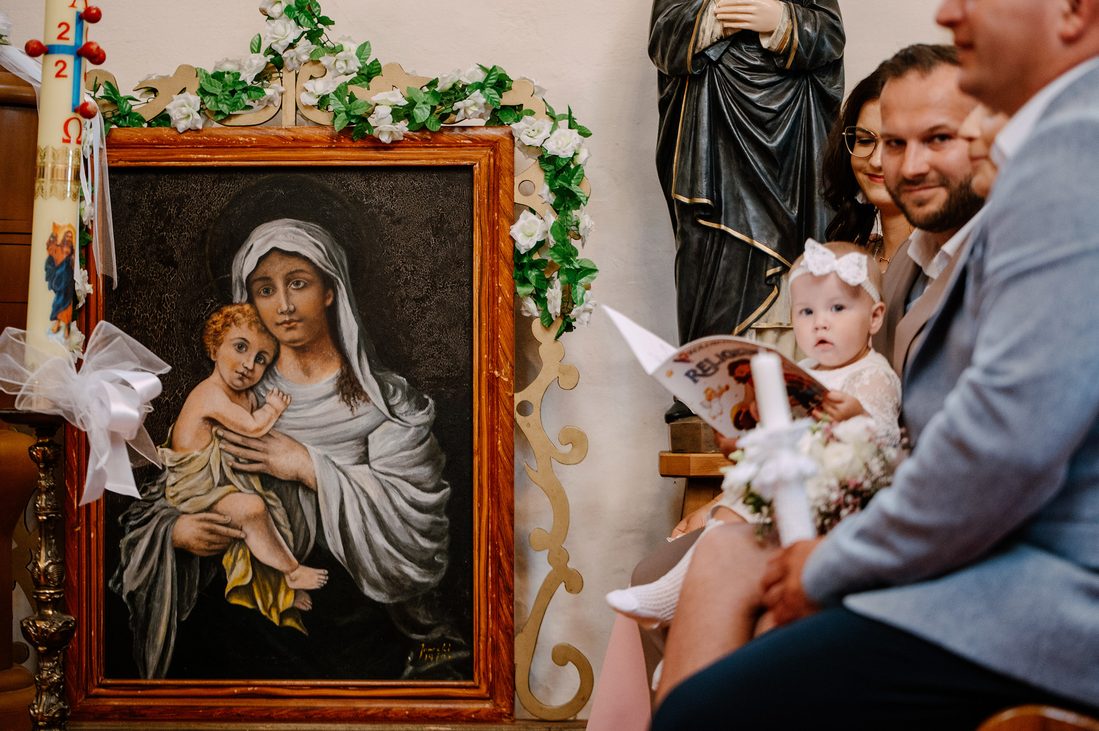 Chrzest Święty Zosi – Siedlątków i Dworek za Lasem we Włyniu 17 19 chrzest zosi dziecko w bialej sukience