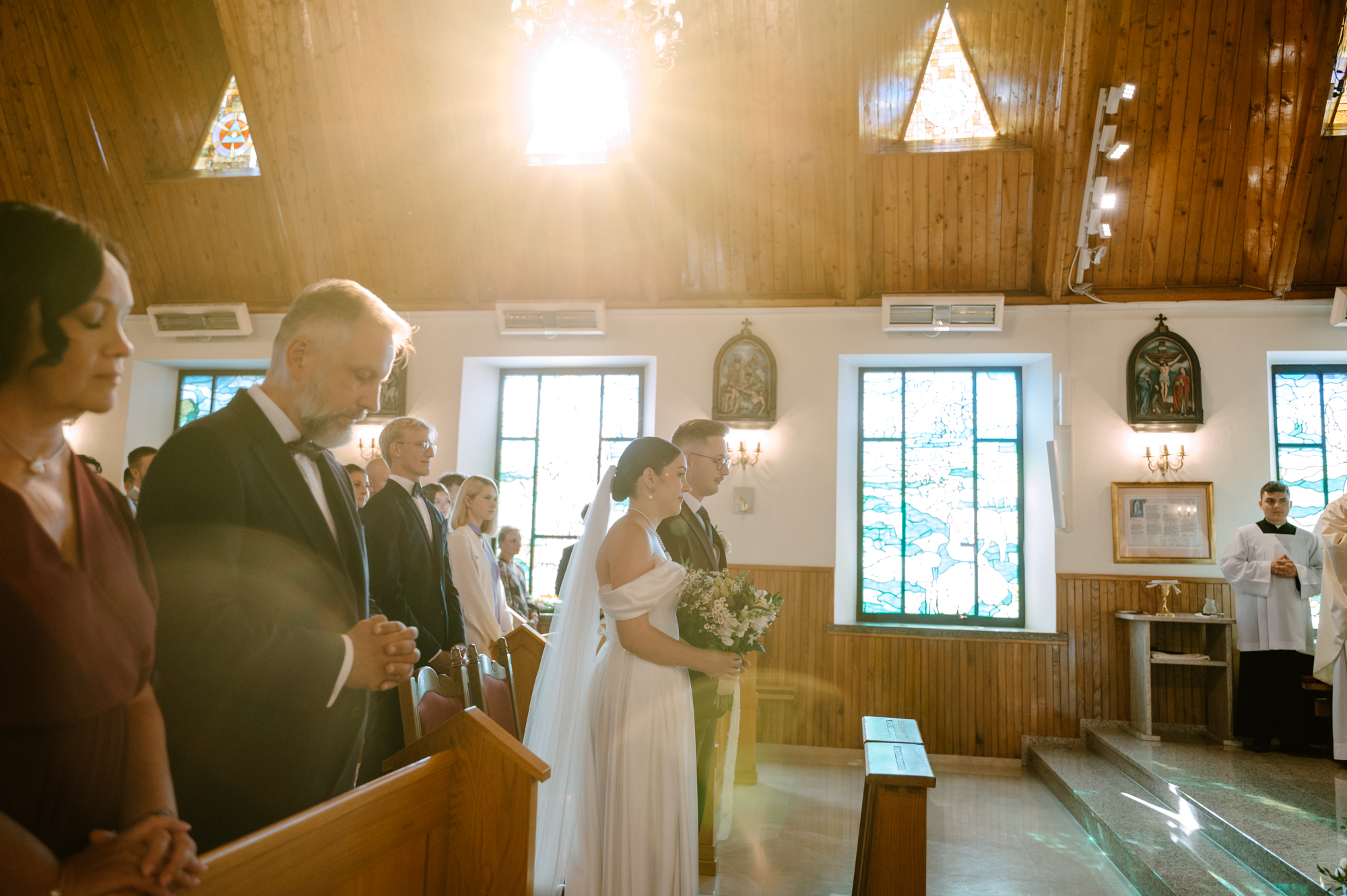 Wnętrze kościoła Matki Bożej Częstochowskiej w Żeroniach podczas ślubu