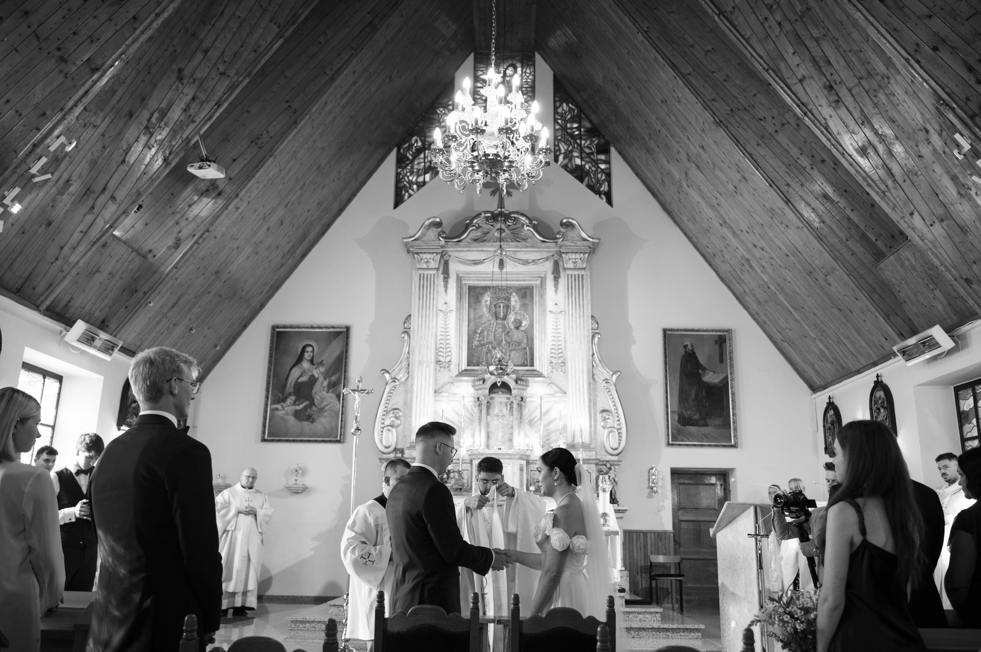 Przysięga Karoliny i Patryka w kościele w Żeroniach