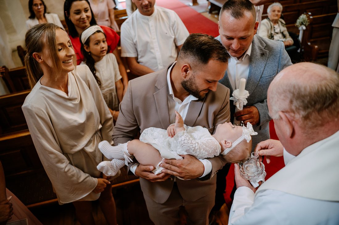 Chrzest Święty Zosi – Siedlątków i Dworek za Lasem we Włyniu 19 22 Chrzest dziecka