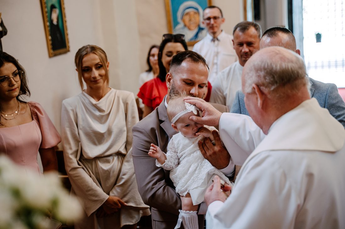 Chrzest Święty Zosi – Siedlątków i Dworek za Lasem we Włyniu 21 24 Chrzest dziecka przy oltarzu