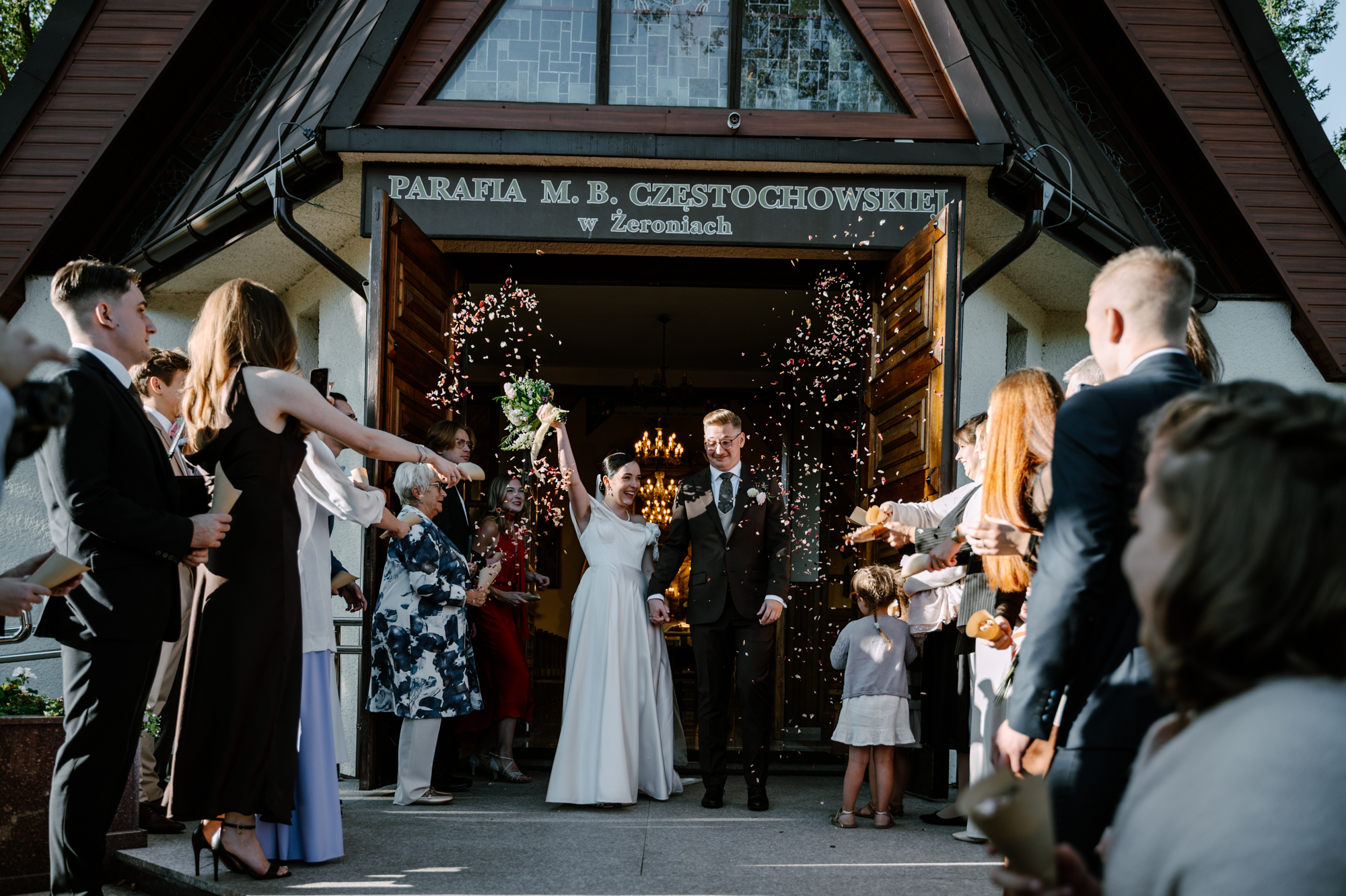 Radosne wyjście pary młodej z kościoła