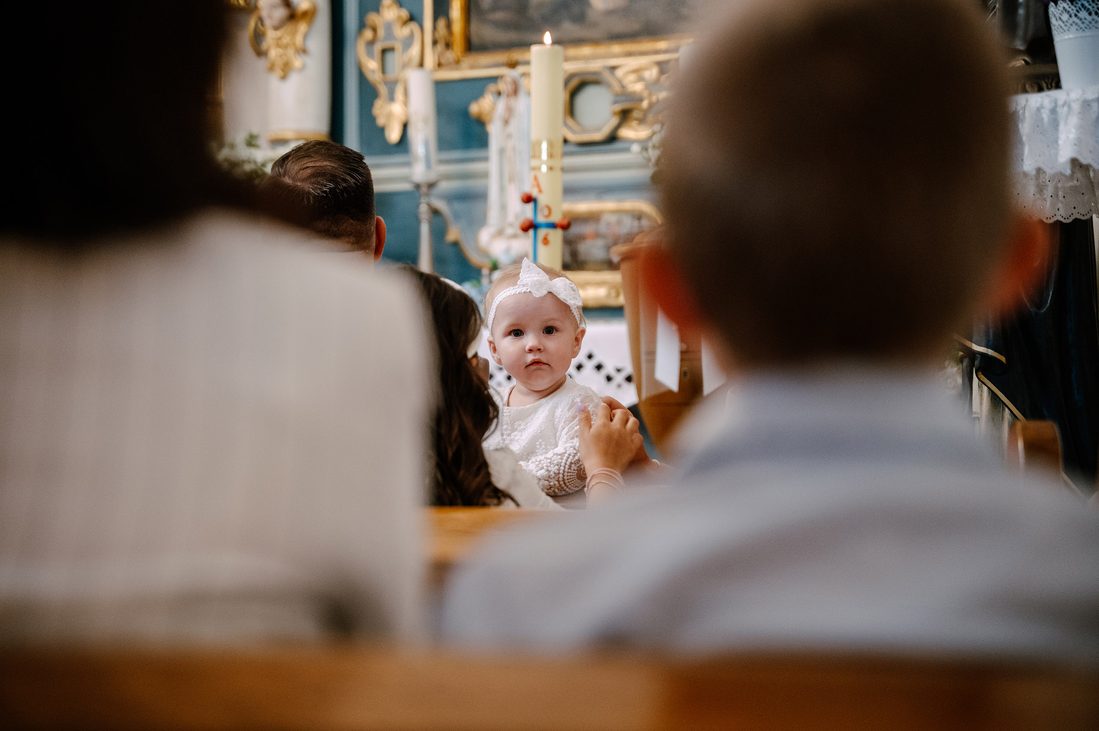 Chrzest Święty Zosi – Siedlątków i Dworek za Lasem we Włyniu 23 27 Dziecko podczas ceremonii
