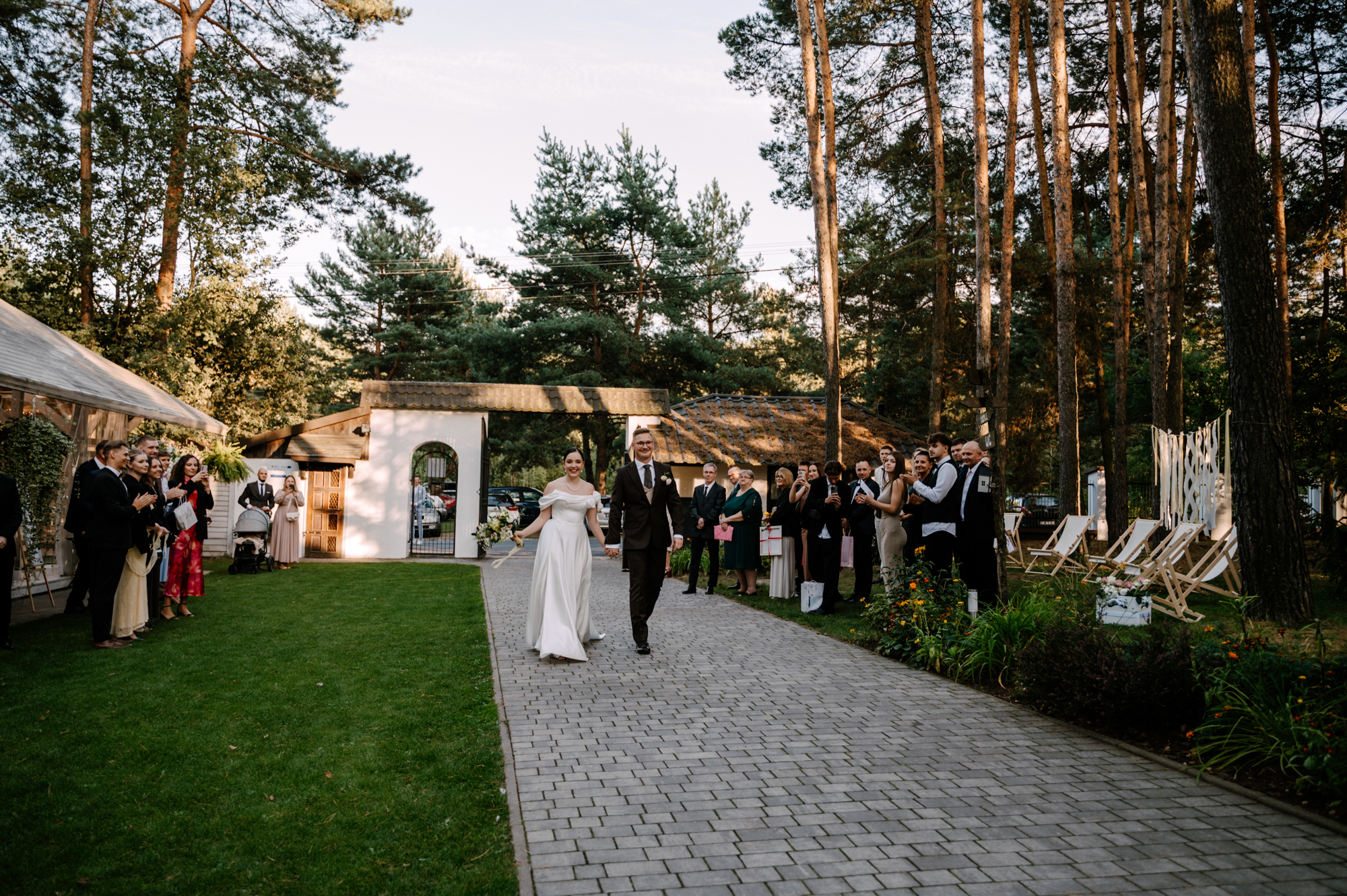 Przywitanie młodych przez gości w Przystani Zofiówka