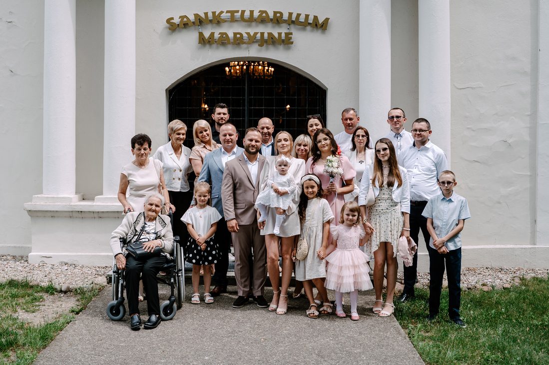Chrzest Święty Zosi – Siedlątków i Dworek za Lasem we Włyniu 24 28 Zdjecie rodzinne przed sanktuarium