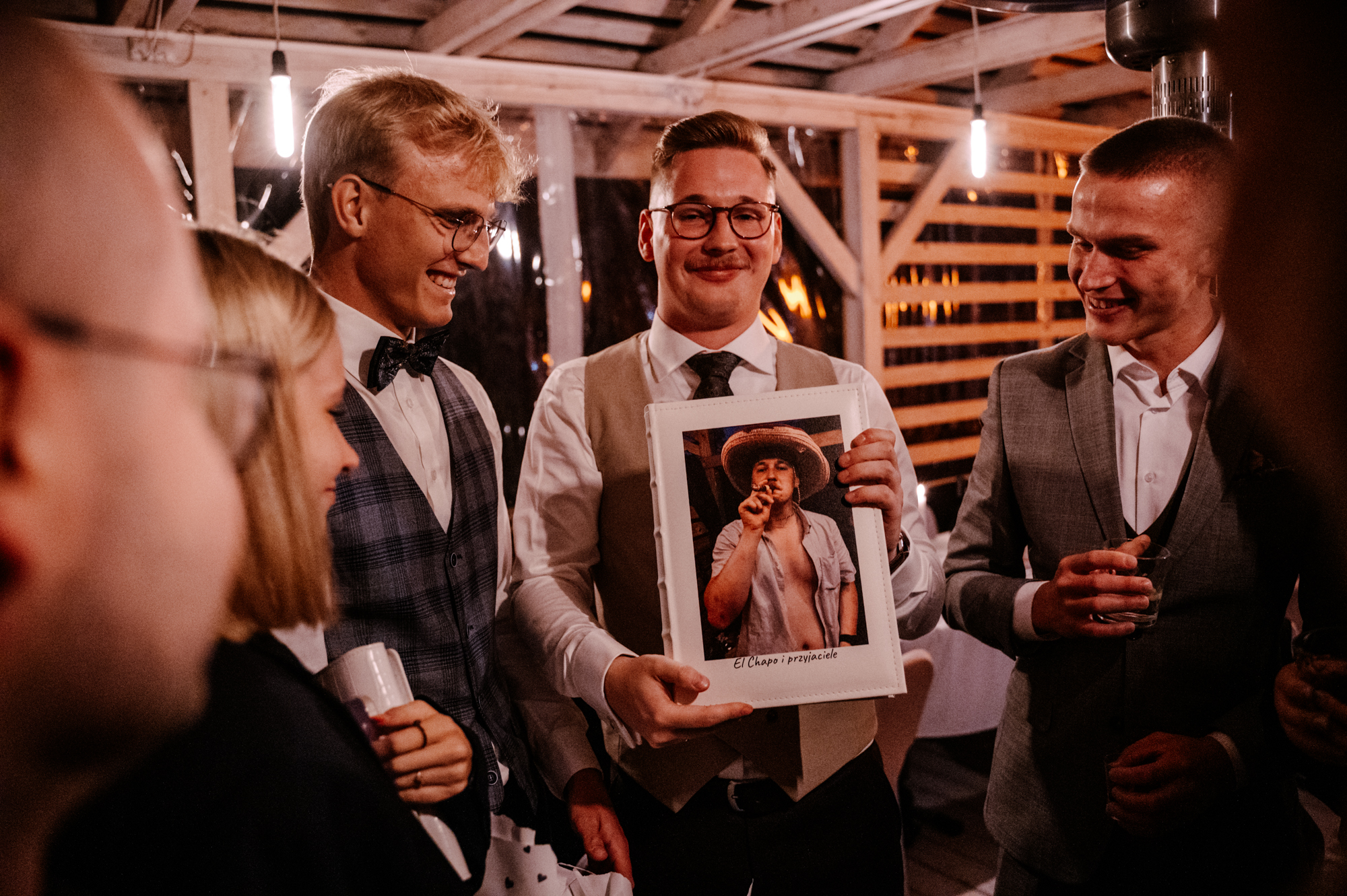 Pan młody Patryk podczas zabawy weselnej w gronie swoich przyjaciół