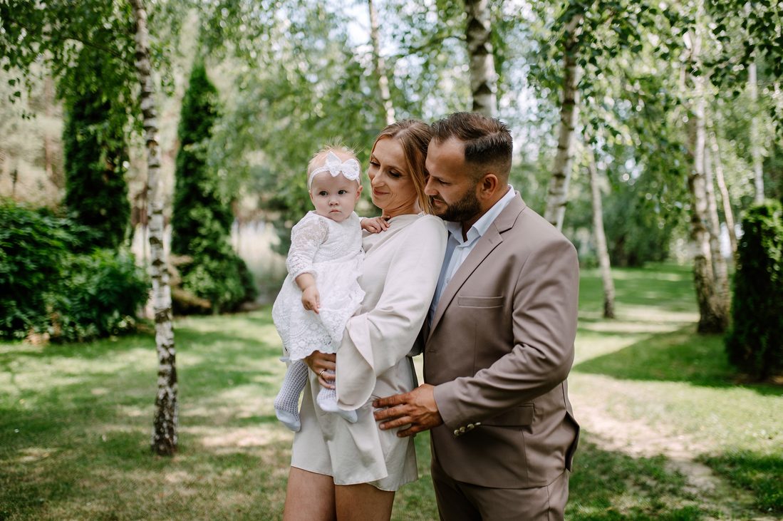 Chrzest Święty Zosi – Siedlątków i Dworek za Lasem we Włyniu 33 36 Rodzinna sesja po chrzcie