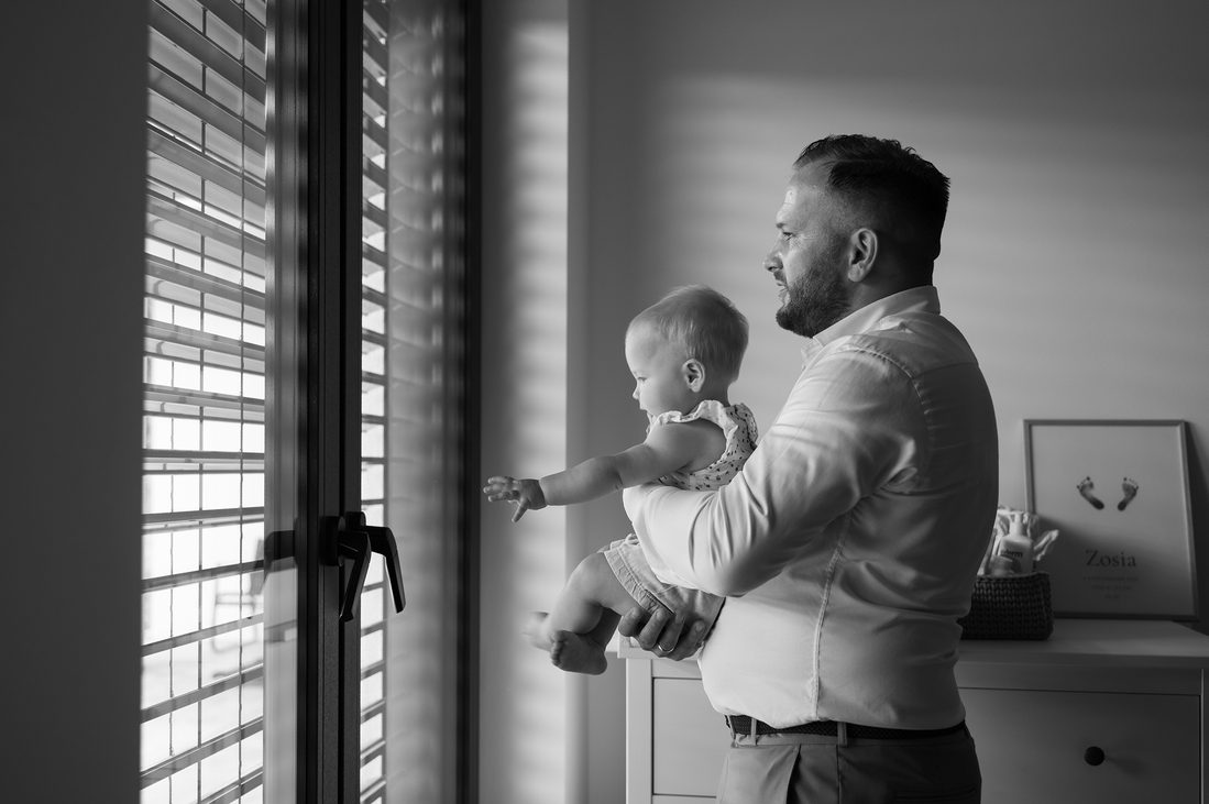 Chrzest Święty Zosi – Siedlątków i Dworek za Lasem we Włyniu 4 4 chrzest zosi tata z corka przy oknie