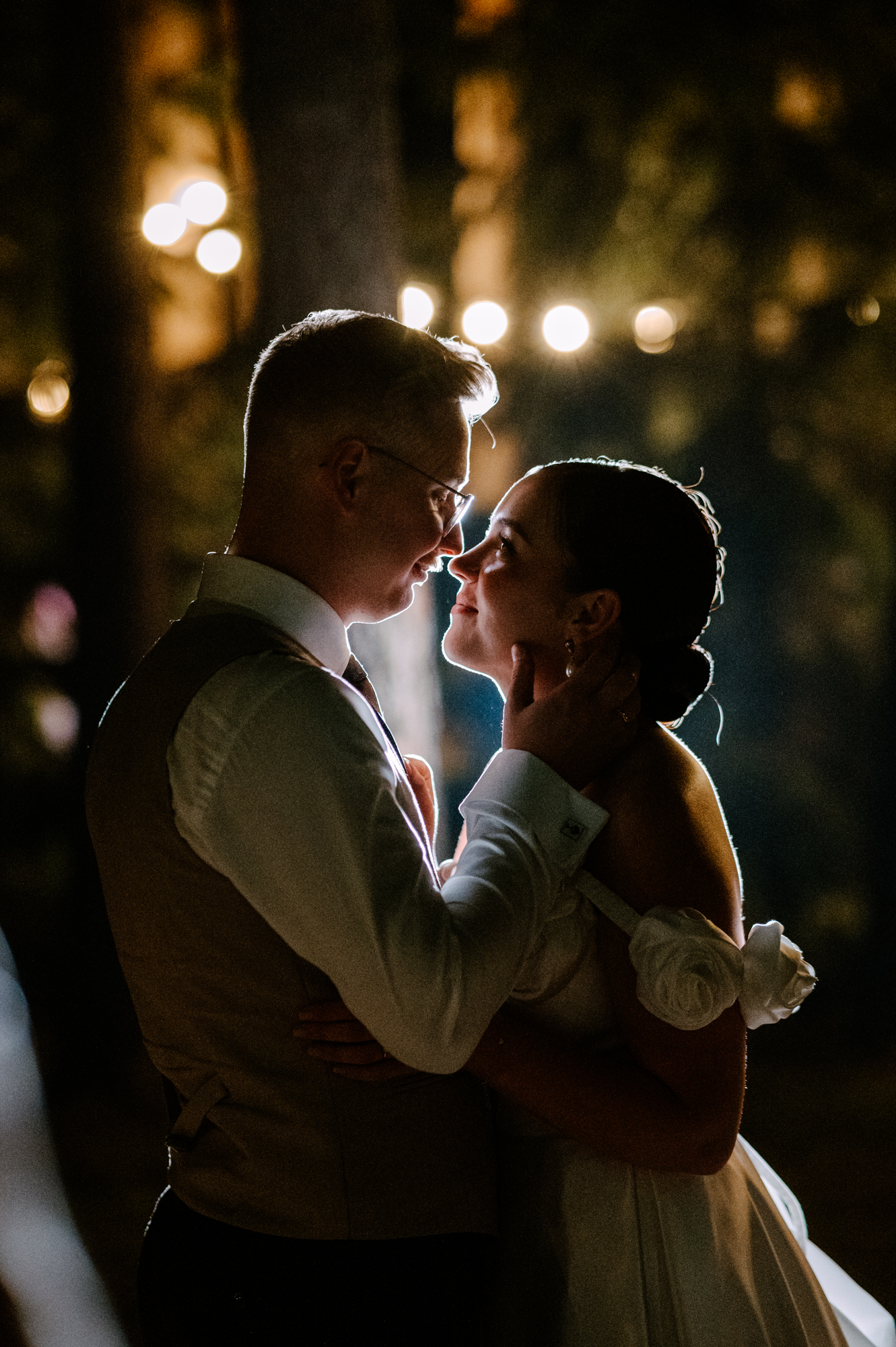 Karolina i Patryk podczas romantycznego portretu nocą wśród świateł