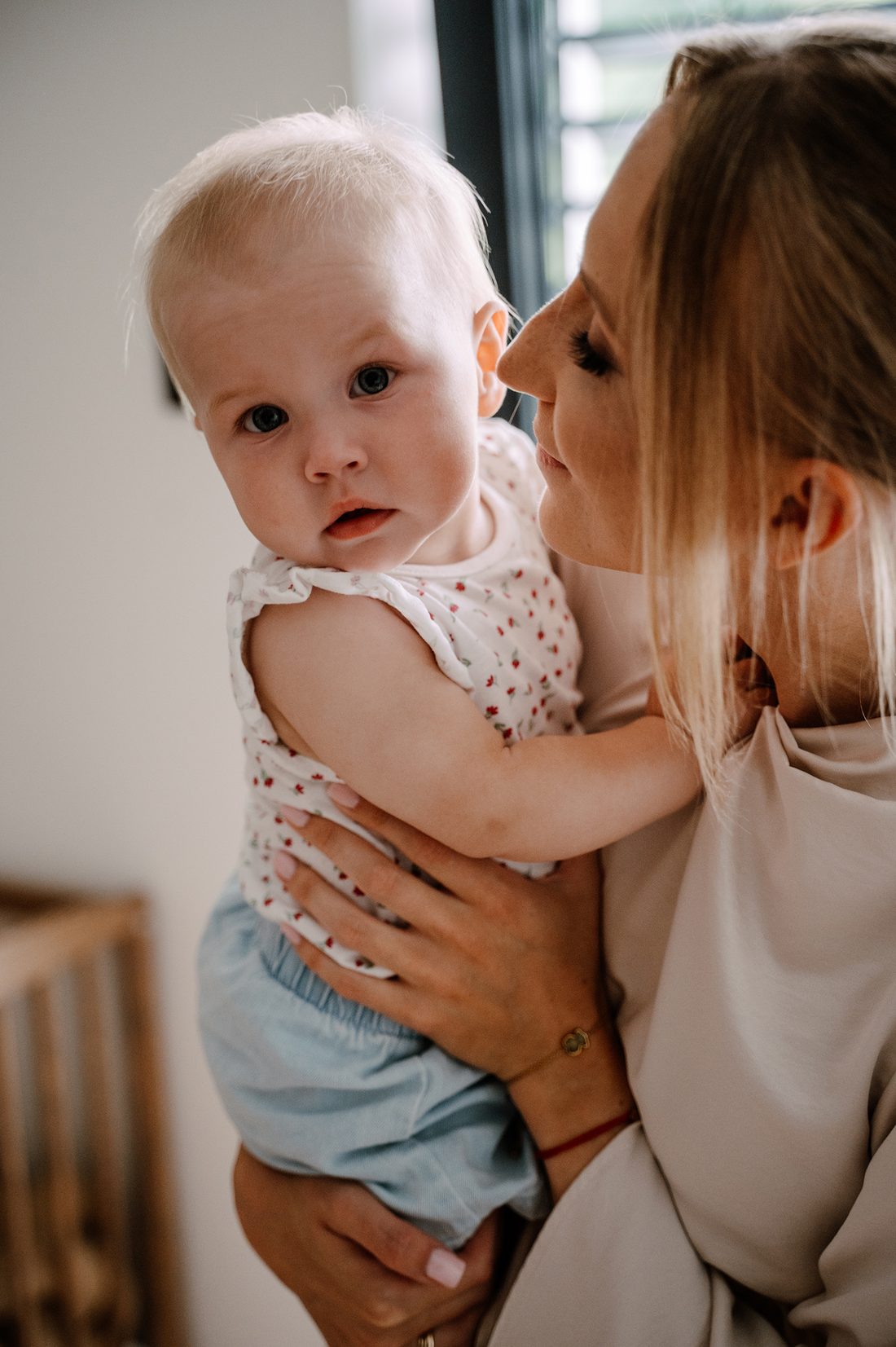 Chrzest Święty Zosi – Siedlątków i Dworek za Lasem we Włyniu 6 6 chrzest zosi mama trzyma corke