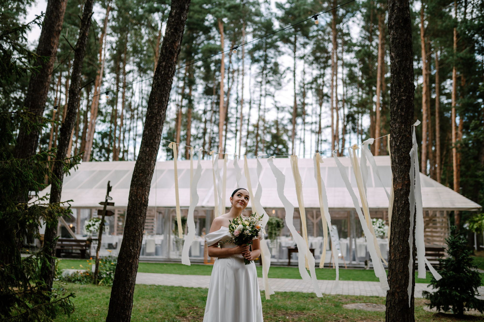 Karolina podczas sesji ślubnej w lesie przy Przystani Zofiówka